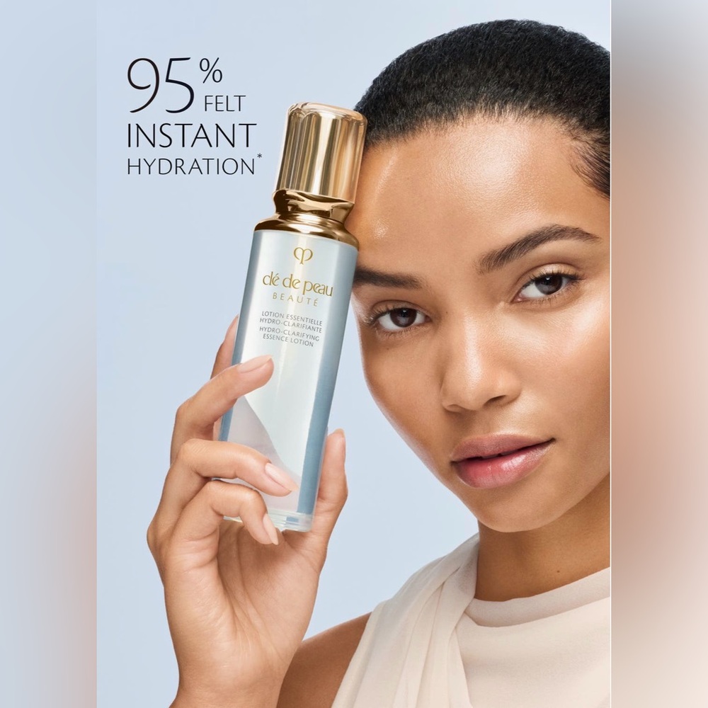 Clé de Peau Beauté
Hydro-Clarifying Essence Lotion 
A refillable essence lotion